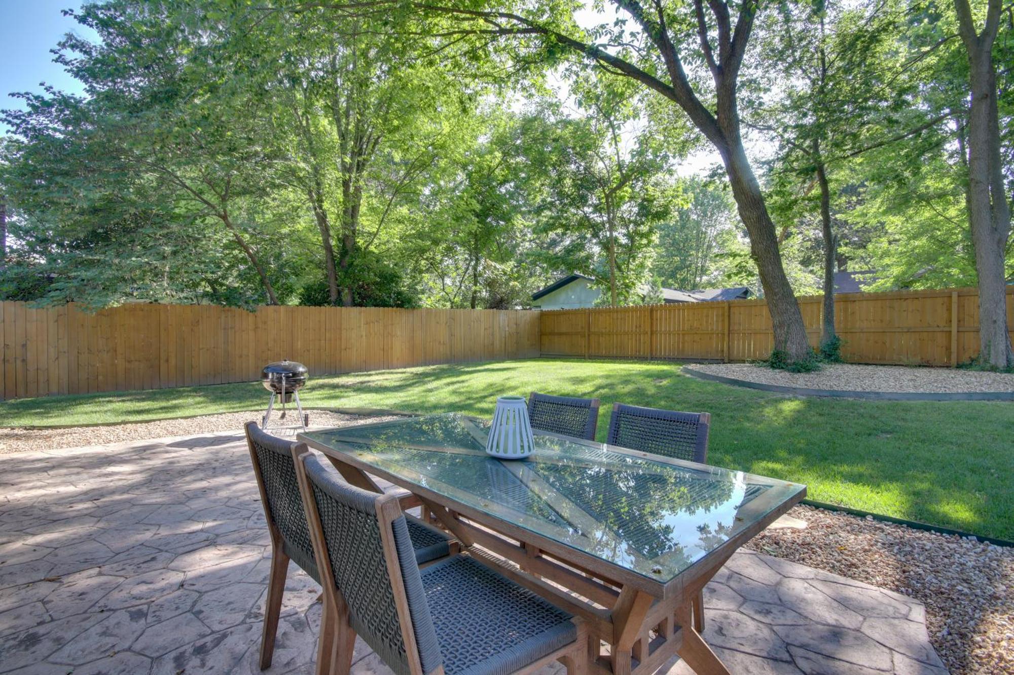 Sunny And Chic Retreat With Spacious Yard And Patio! เบนตันวิลล์ ภายนอก รูปภาพ