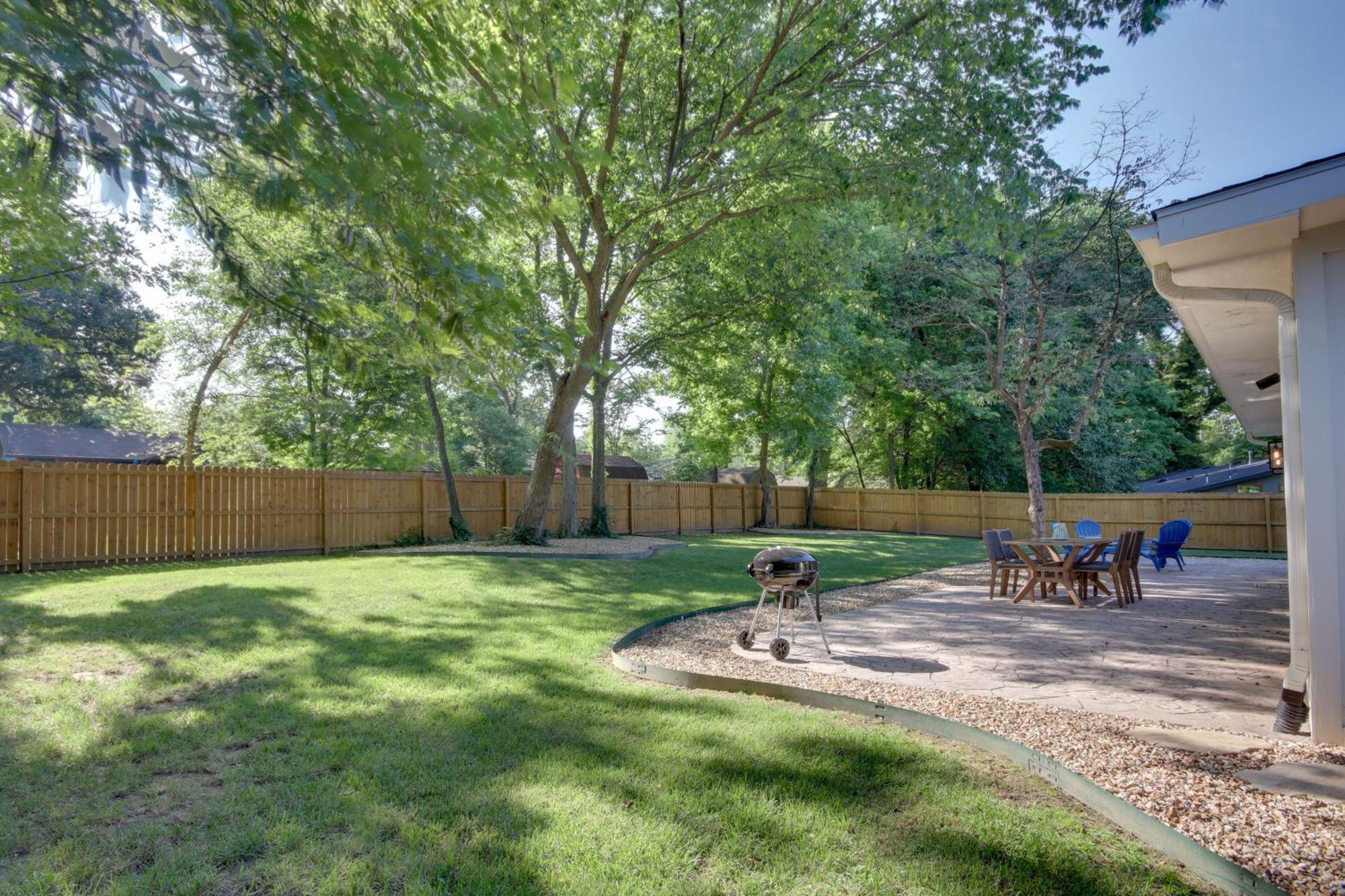 Sunny And Chic Retreat With Spacious Yard And Patio! เบนตันวิลล์ ภายนอก รูปภาพ