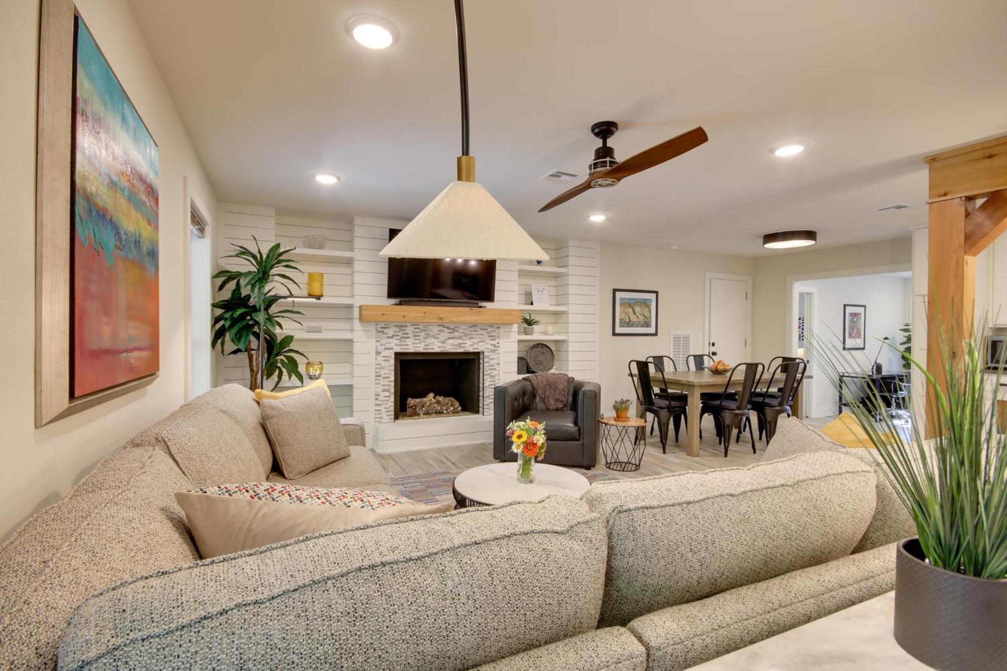 Sunny And Chic Retreat With Spacious Yard And Patio! เบนตันวิลล์ ภายนอก รูปภาพ