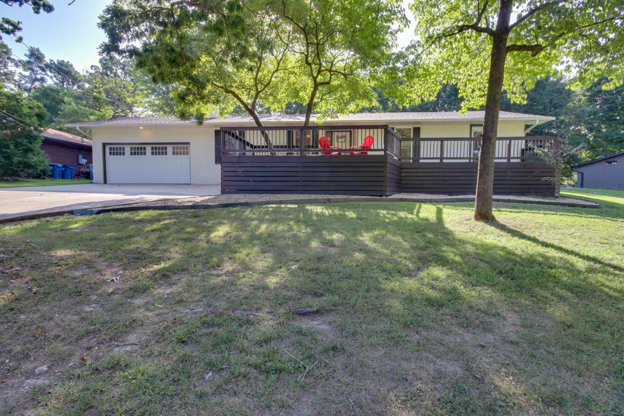 Sunny And Chic Retreat With Spacious Yard And Patio! เบนตันวิลล์ ภายนอก รูปภาพ